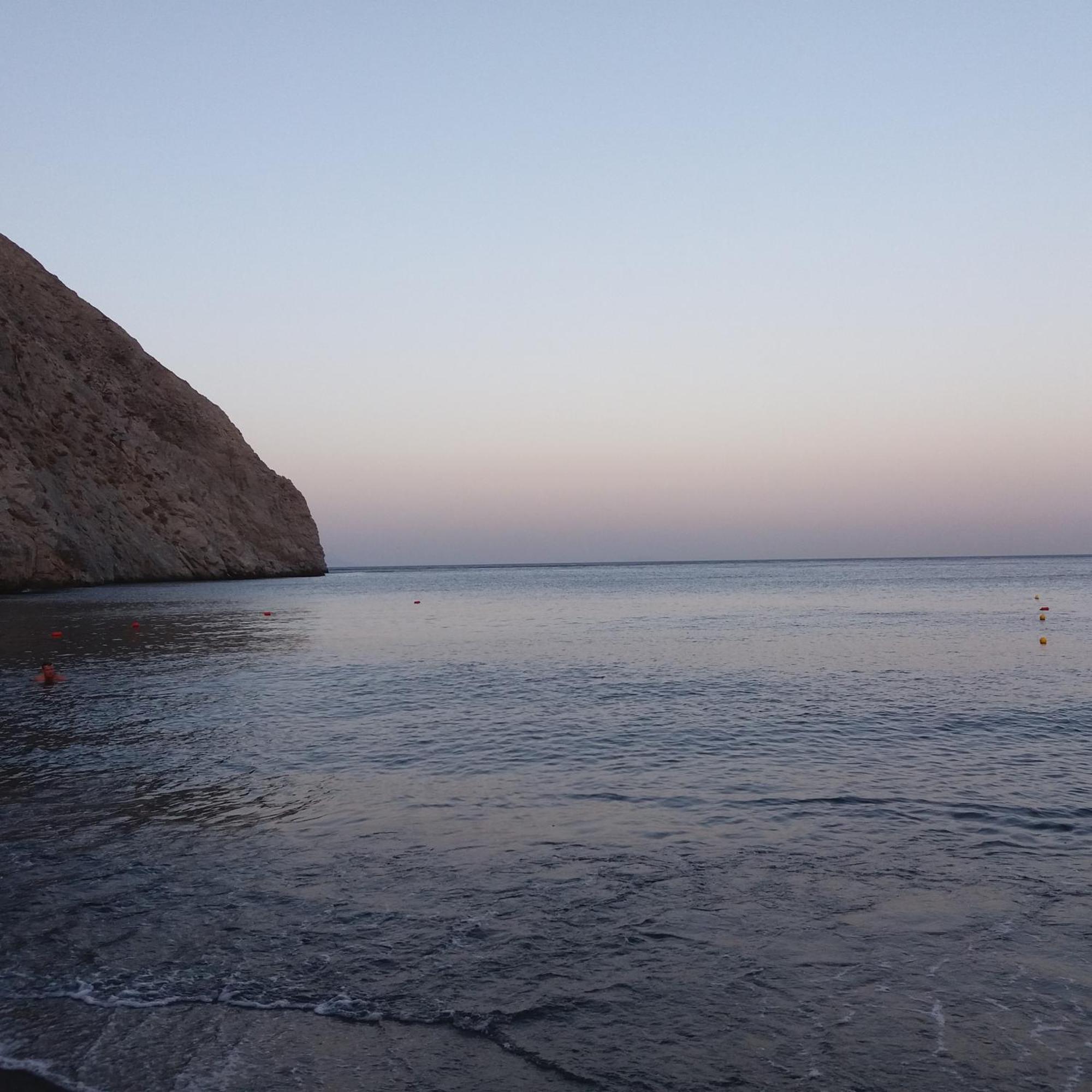 Located By The Sea One Beachfront Private Captain Lazaros Pool Villa With Loft In 750Sqm Spacious Private Plot-Jacuzzi-Sunrelax-Furnished Terace-Gazebo-Private Parking,Sleep 3 Adults And 2 Children, Just Steps From The Black Beach-Seaview Perissa  Exterior foto